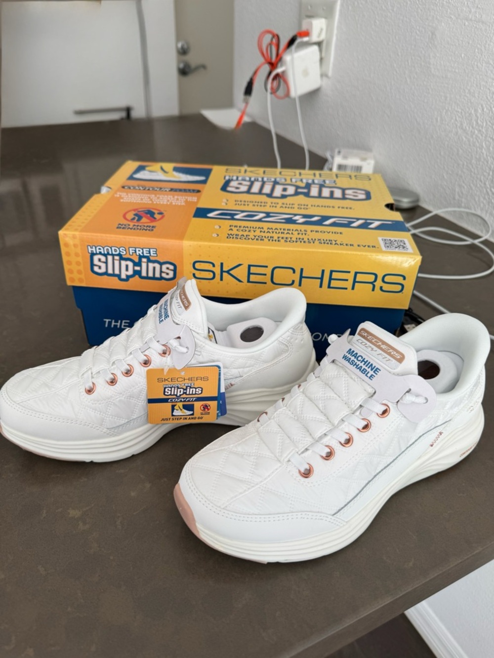 Skechers Cozy Fit Hands Free Slip Ins BRAND NEW size 6